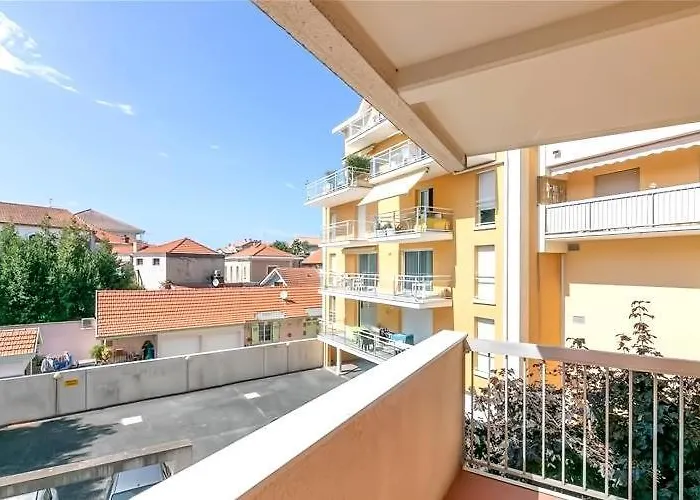 100 M De La Plage, 5 Minutes Du Centre *